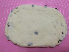 松弛好的面片擀成片。