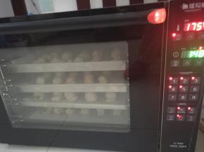 送入预热好的风炉上下火175度烘烤7分钟即可。或烤箱上下火180度8分钟，具体时间和温度还要根据自己烤箱适当调节。