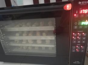 送入预热好的风炉上下火175度烘烤7分钟即可。或烤箱上下火180度8分钟，具体时间和温度还要根据自己烤箱适当调节。