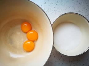 我的鸡蛋是别人送的，蛋黄较小，我就加了一个。你们如果是大鸡蛋，2个蛋黄就可以