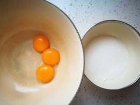 我的鸡蛋是别人送的，蛋黄较小，我就加了一个。你们如果是大鸡蛋，2个蛋黄就可以