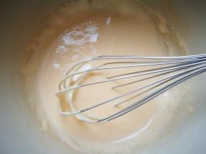 蛋黄和糖一起搅拌均匀，搅到蛋液微白