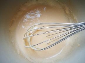 蛋黄和糖一起搅拌均匀，搅到蛋液微白