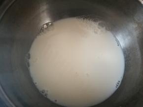 牛奶在锅中烧沸腾