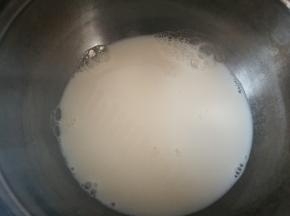 牛奶在锅中烧沸腾