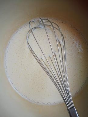 缓缓倒入蛋液中，给蛋黄消个毒，缓缓的倒，边倒边搅拌，不然成蛋花了