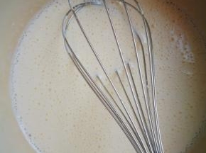 缓缓倒入蛋液中，给蛋黄消个毒，缓缓的倒，边倒边搅拌，不然成蛋花了