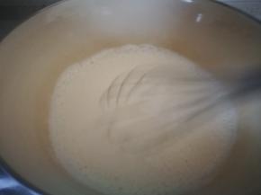 然后将混合好的牛奶蛋液放在炉子上，小火加热到快要沸腾的状态，80度的样子，不能煮开