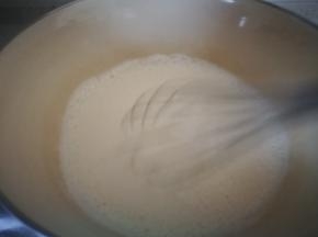 然后将混合好的牛奶蛋液放在炉子上，小火加热到快要沸腾的状态，80度的样子，不能煮开