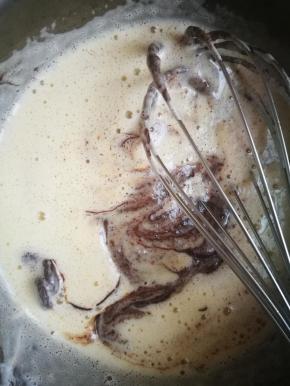 将牛奶蛋液倒入巧克力中