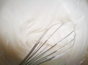 淡奶油打发到有明显且花纹不消失的状态，我这是手打的。淡奶油有的配方打得很硬，其实不用的，有明显不消失的纹路就可以了。