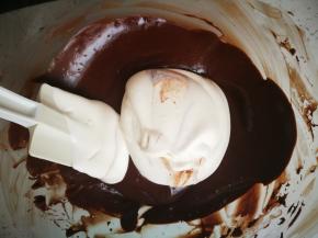 取1/3放入巧克力液中，混合均匀，使用翻拌的手法