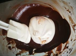 取1/3放入巧克力液中，混合均匀，使用翻拌的手法