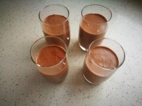 挤到玻璃杯中，我的玻璃杯瓶口较小，你们最好用敞口玻璃杯，更方便美观，之后也好装饰。挤好后放入冰箱冷藏4小时左右。