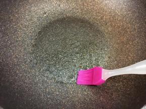 不粘锅烧热刷一层油。