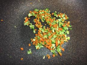 煎好蛋皮后，放凉备用，直接用煎蛋的锅，加一点油，用来炒饭。先把不容易熟的胡萝卜和西兰花炒熟。