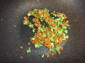 煎好蛋皮后，放凉备用，直接用煎蛋的锅，加一点油，用来炒饭。先把不容易熟的胡萝卜和西兰花炒熟。