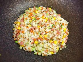 最后加入少许生抽和适量的盐，翻炒均匀，米饭就炒好了。