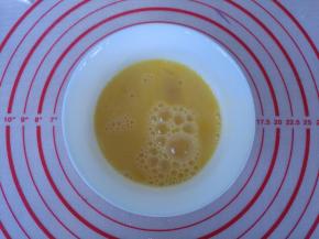 鸡蛋磕在碗内，加盐少许搅拌均匀。