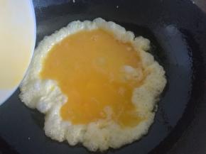 炒锅烧热放油，下入鸡蛋液。