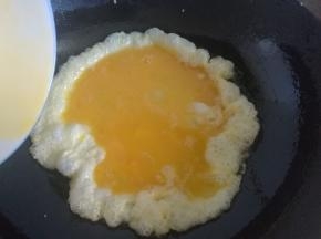 炒锅烧热放油，下入鸡蛋液。