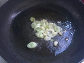 另起锅烧热放油少许，下入葱花蒜片煸炒出香味。
