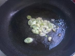 另起锅烧热放油少许，下入葱花蒜片煸炒出香味。