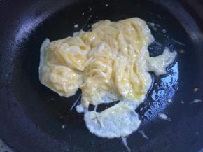 翻炒至熟盛出。