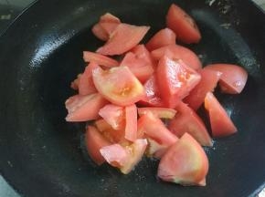 下入番茄块煸炒。