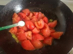 加入盐1勺，翻炒均匀。