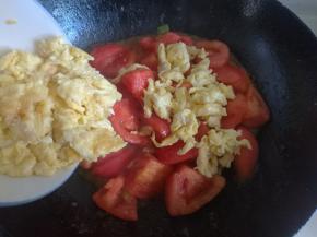 加入炒好的鸡蛋。