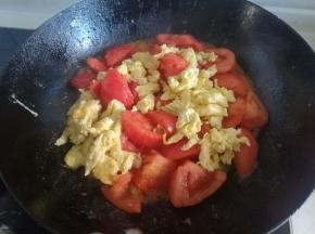 翻炒均匀点鸡精出锅即可。