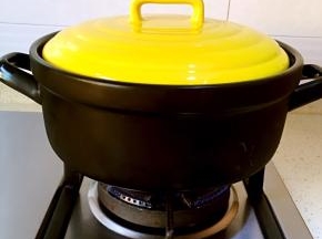 4、盖上盖子，大火猛烤，三分钟后板栗受到高温能听到咔咔的爆皮声，这时端起砂锅摇一摇（一定要戴热手套哈，以防烫伤），一定要多揺几次，才能让板栗受热均匀，中途可以打开一次锅盖，放掉水汽，调中火再烤