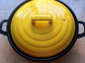 
1.新砂锅用拧干的湿毛巾擦干净即可，不用水洗（用坤博黑乐砂锅烤食物，要确保砂锅是完全干燥的，不干燥的话需要在太阳底下暴晒三天才能用来烤）。