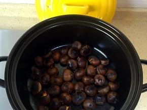 5、大约十分钟，就可以开锅了（具体时间，取决于火力的大少，以及板栗的大小），烤得板栗开口笑，满屋板栗香，真的是又甜又糯。