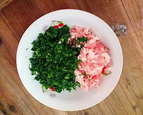 把齐菜、猪肉切成末，放入碗中。