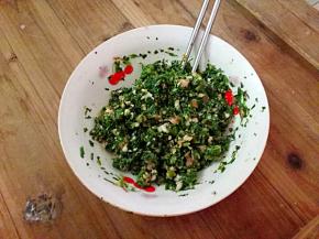 加入盐，鸡粉，生抽，香油拌匀备用。