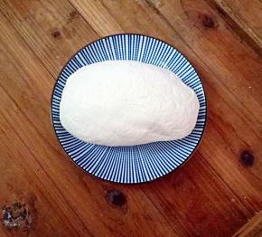 把糯米粉，面粉，清水拌匀后合成团。