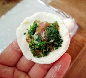 放上馅料，收口。