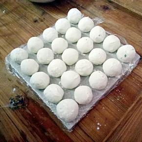 放入糯米粉中滚一圈，防粘，防干(吃不完的话，也可以放冰箱冷冻，随吃随取)。