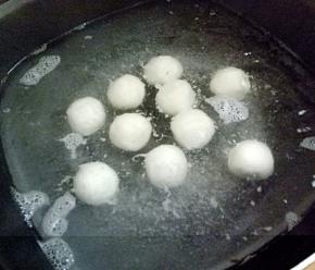 放入已开的水中煮熟。