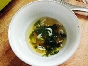 再把虾皮，生抽，紫菜放入碗中，加入煮汤圆的水做成汤汁。
