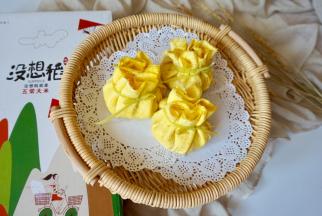 完成了，也可以用焯过的小葱来扎口，我家没有小葱了，才用玉米叶撕成条来用，一条不够长，我是用两条接在一起变成一长条，然后把蛋皮扎起。