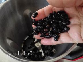 黑豆清洗浸泡后，放入搅拌杯中