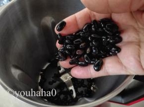 黑豆清洗浸泡后，放入搅拌杯中