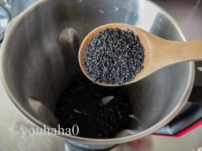 放入黑芝麻（炒熟的）