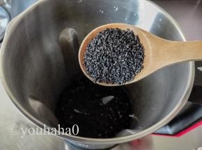 放入黑芝麻（炒熟的）