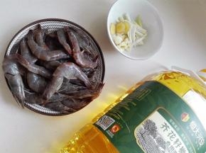 准备的材料，虾用剪刀去掉须、剔掉虾线，葱姜蒜切片