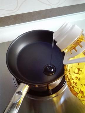 锅中放入橄榄油