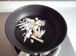 放入葱姜蒜炒出香味